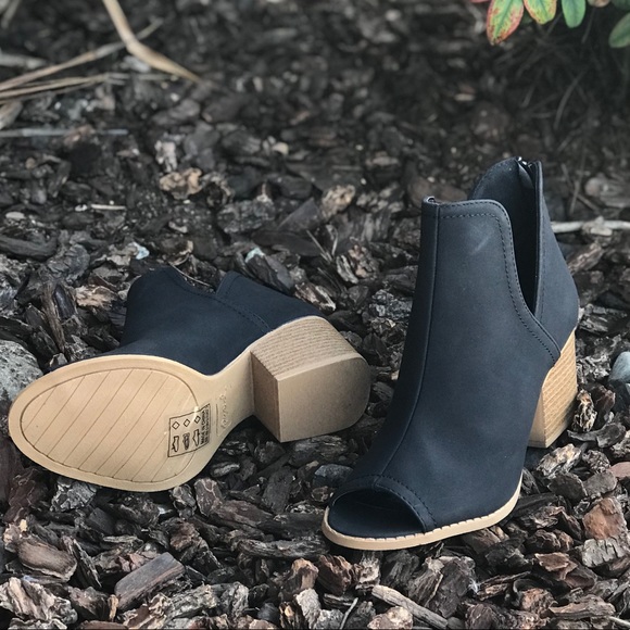 Side cut out peep toe booties - Picture 6 of 7